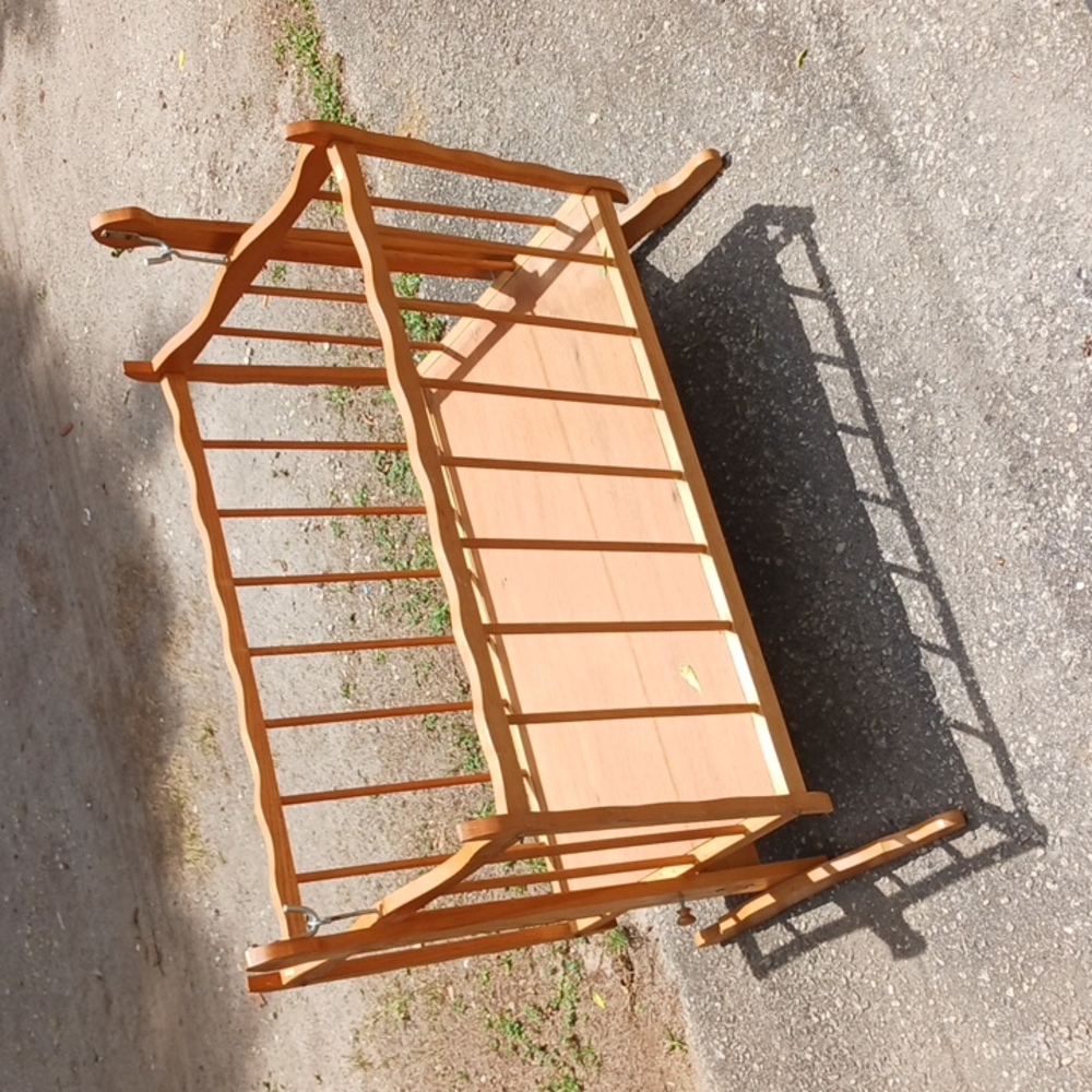 Bassinet that swings